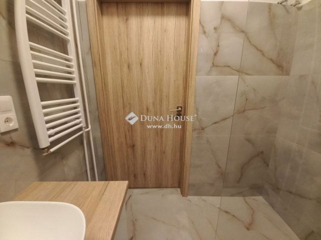 Eladó téglalakás, Pécsett 69.9 M Ft, 3 szobás