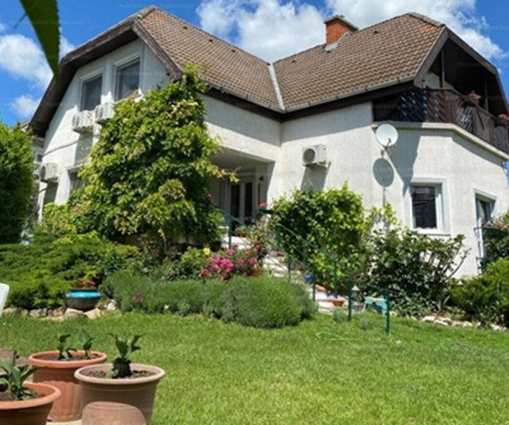 Eladó családi ház, Csopakon 205 M Ft, 9 szobás