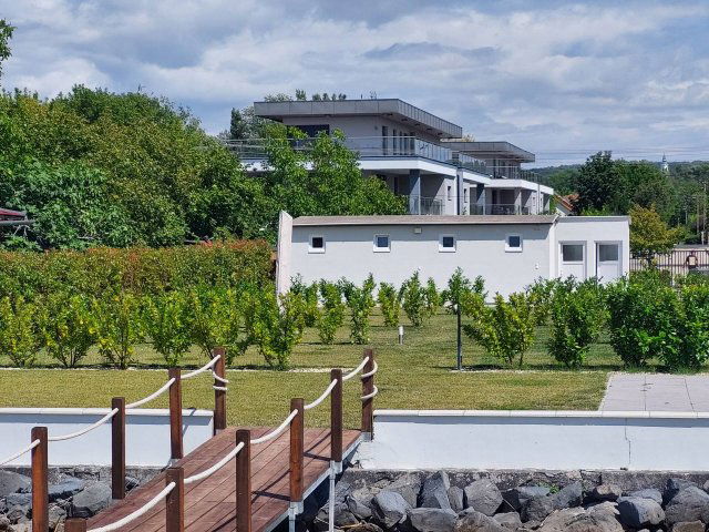 Eladó téglalakás, Szántódon 330.75 M Ft, 3+2 szobás