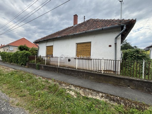 Eladó családi ház, Felsőmarácon 9.99 M Ft, 2 szobás