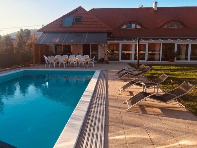 Eladó hotel, Pénzesgyőrön 399 M Ft, 9 szobás