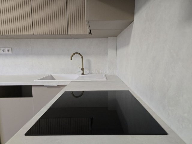 Eladó panellakás, Pécsett 49.9 M Ft, 3 szobás