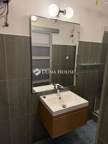 Eladó téglalakás, Pécsett 65 M Ft, 2 szobás