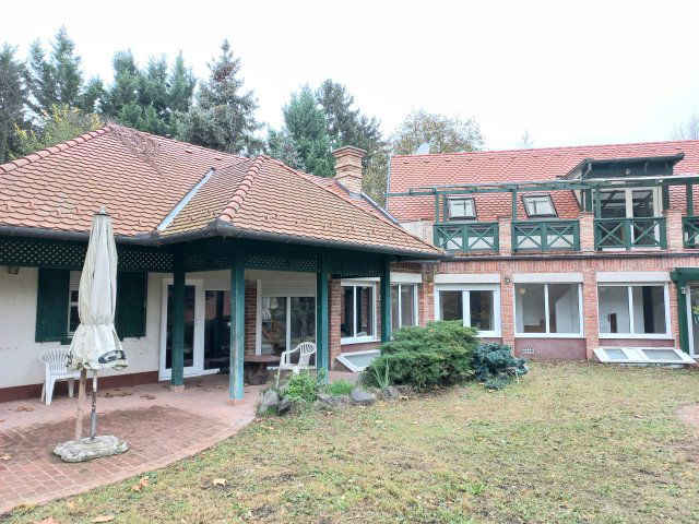 Eladó családi ház, Leányfaluban 390 M Ft, 13 szobás