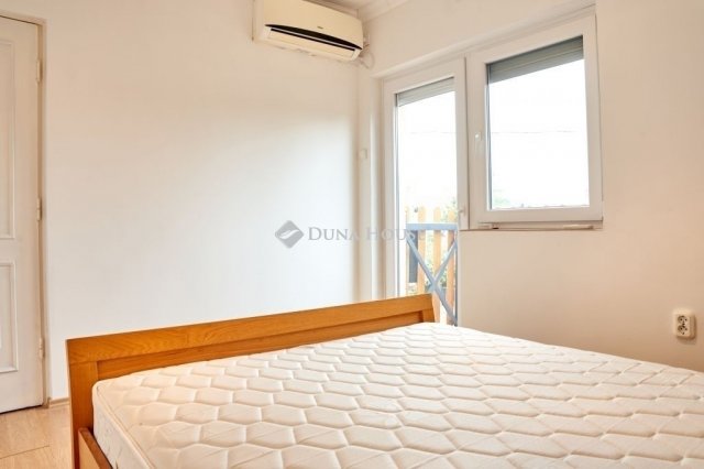 Eladó családi ház, Pécsett 119 M Ft, 4 szobás