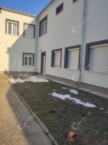 Eladó családi ház, Tatán 750 M Ft, 25 szobás