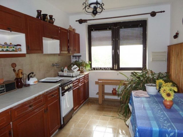 Eladó családi ház, Komlón 80 M Ft, 6 szobás