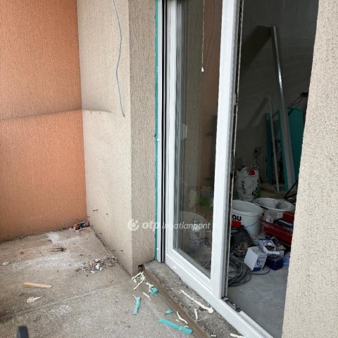 Eladó panellakás, Pécsett 64.9 M Ft, 2 szobás