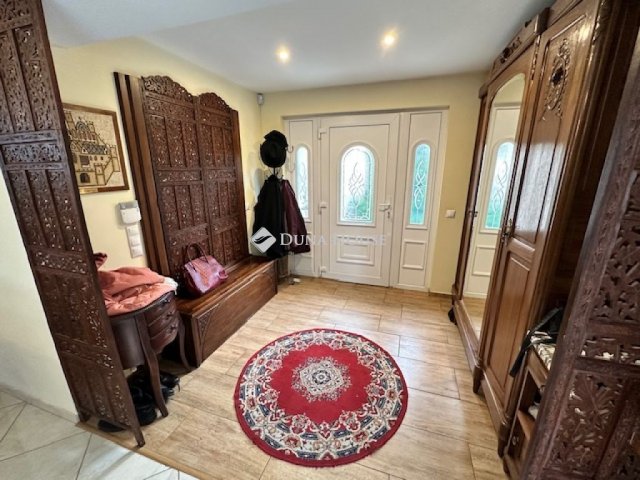 Eladó családi ház, Székesfehérvárott 204.9 M Ft, 9 szobás