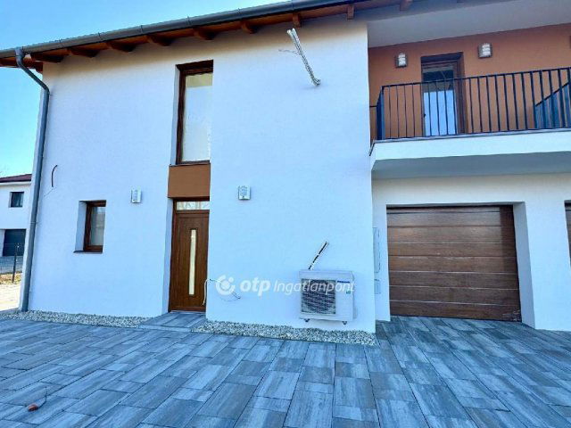 Eladó ikerház, Balatonfüreden 169 M Ft, 2+4 szobás