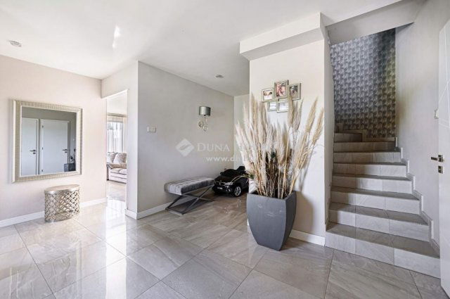 Eladó ikerház, Pécelen 349 M Ft, 11 szobás