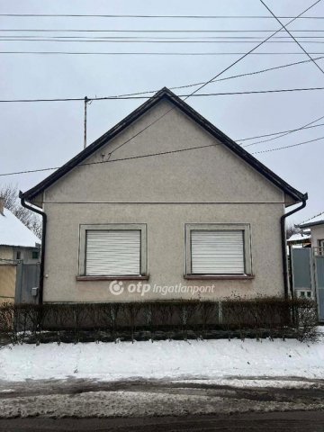 Eladó családi ház, Cegléden 68 M Ft, 3 szobás