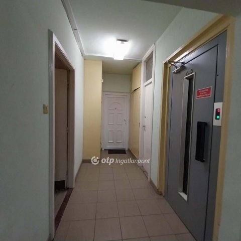 Eladó panellakás, Nyíregyházán 34.8 M Ft, 1+1 szobás