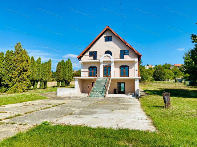 Eladó családi ház, Keszthelyen 144 M Ft, 10 szobás