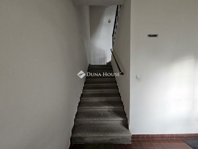 Kiadó téglalakás, albérlet, Pécsett 270 E Ft / hó, 4 szobás