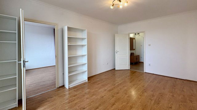 Eladó panellakás, Debrecenben 69.9 M Ft, 3 szobás