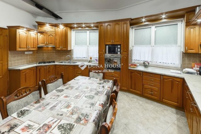 Eladó családi ház, Kecskeméten 119.8 M Ft, 5 szobás