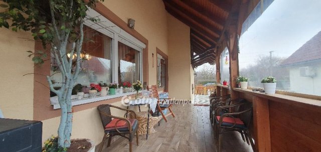 Eladó családi ház, Noszlopon 162.9 M Ft, 4+1 szobás