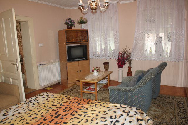 Eladó családi ház, Kapuváron 20.9 M Ft, 1+1 szobás