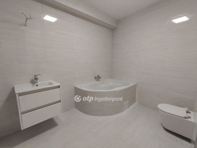 Eladó téglalakás, Szegeden 112 M Ft, 3 szobás