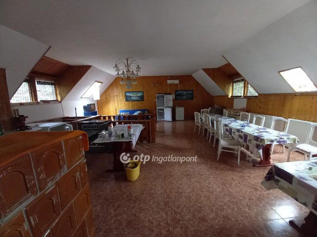Eladó téglalakás, Balatonmáriafürdőn 59.5 M Ft, 7 szobás