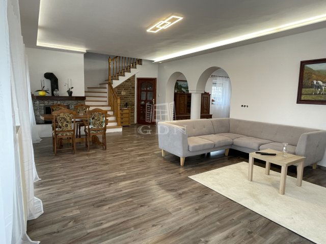 Eladó családi ház, Zsombón 139.9 M Ft, 5 szobás