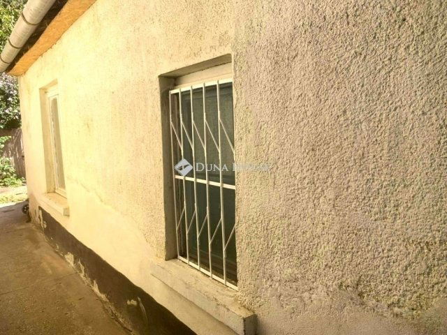 Eladó családi ház, Szegeden 34.9 M Ft, 1 szobás