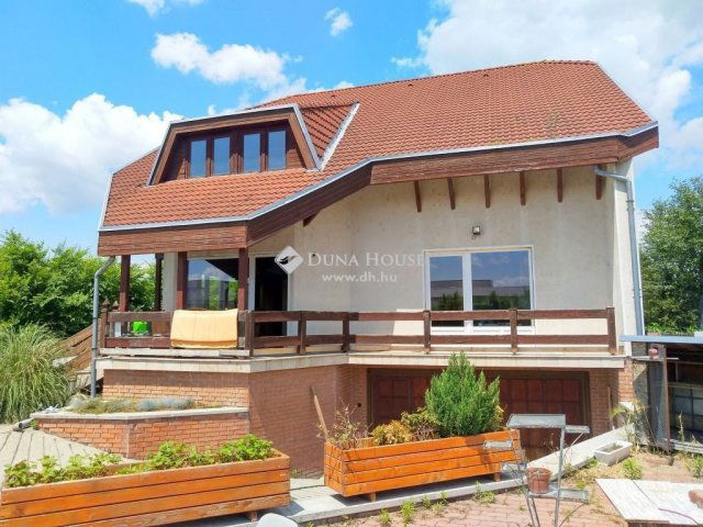 Eladó családi ház, Dunaharasztin 129 M Ft, 9 szobás