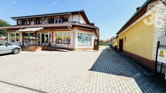 Eladó családi ház, Tiszakécskén 299 M Ft, 4 szobás