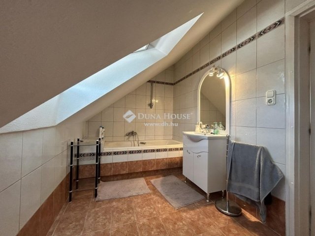 Eladó családi ház, Vecsésen 179.9 M Ft, 2 szobás