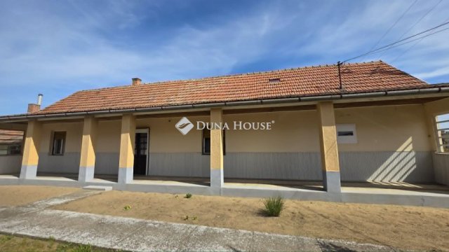 Eladó családi ház, Szentlőrinckátán 36 M Ft, 3 szobás