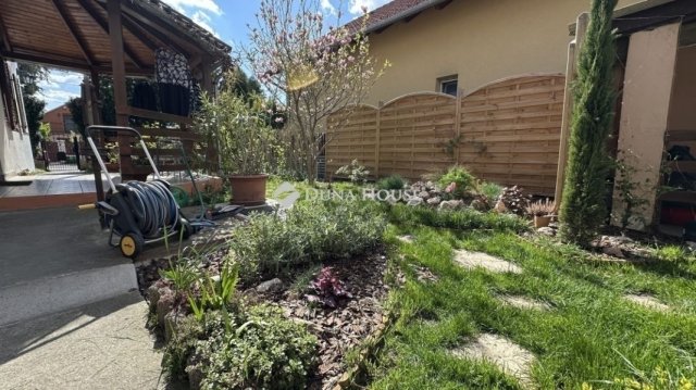 Eladó családi ház, Szigetszentmiklóson 140 M Ft, 5+1 szobás