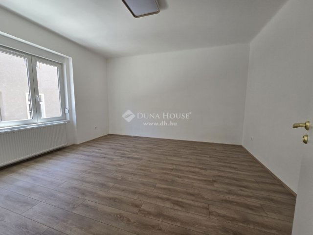 Eladó téglalakás, Pécsett 72.9 M Ft, 3 szobás