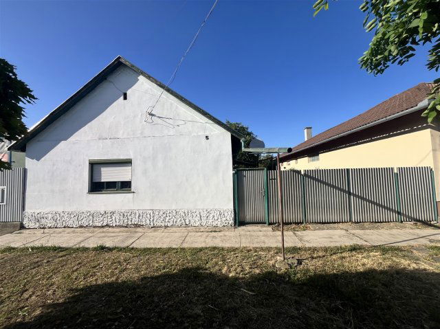 Eladó családi ház, Sarkadon 9.99 M Ft, 2 szobás
