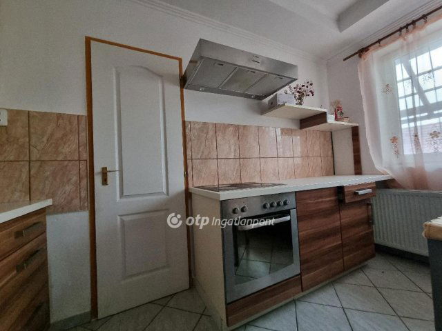 Eladó családi ház, Iszkázon 38.8 M Ft, 5+1 szobás