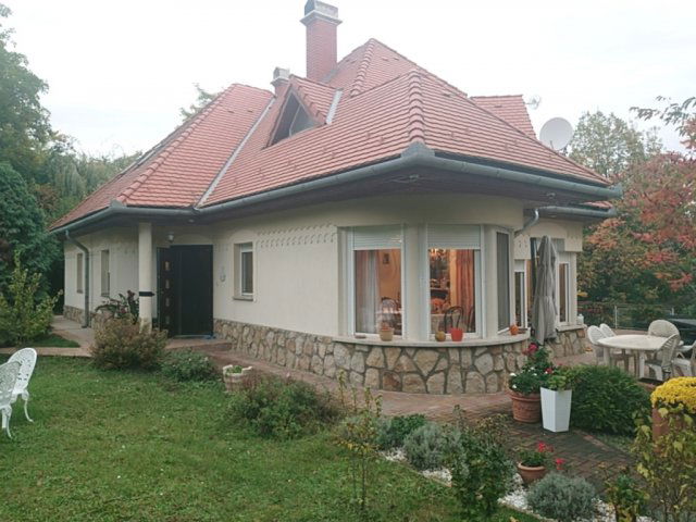 Eladó családi ház, Velencén, Bogrács utcában 170 M Ft