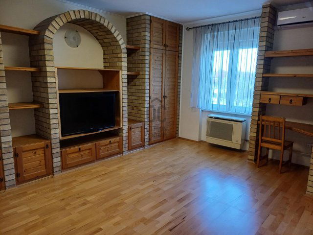 Kiadó téglalakás, albérlet, Kecskeméten, Rákóczi úton