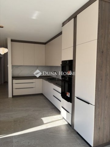 Eladó téglalakás, Kecskeméten 130 M Ft, 3 szobás