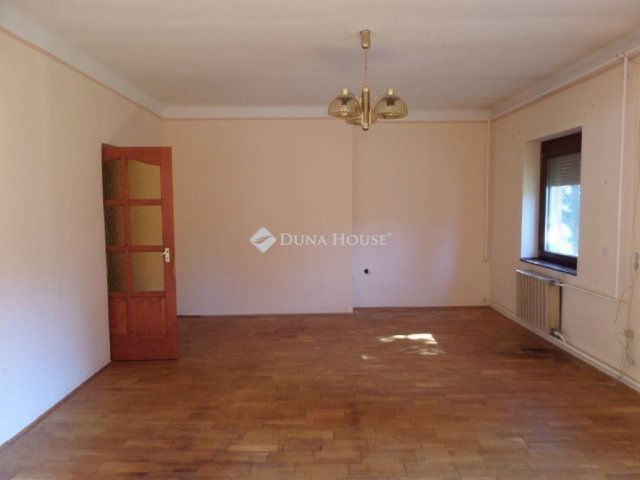 Eladó családi ház, Pécsett 120 M Ft, 5 szobás