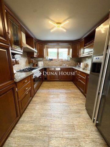 Eladó családi ház, Pécsett 211 M Ft, 10 szobás