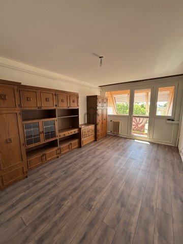 Eladó panellakás, Dombóváron 30.5 M Ft, 3 szobás