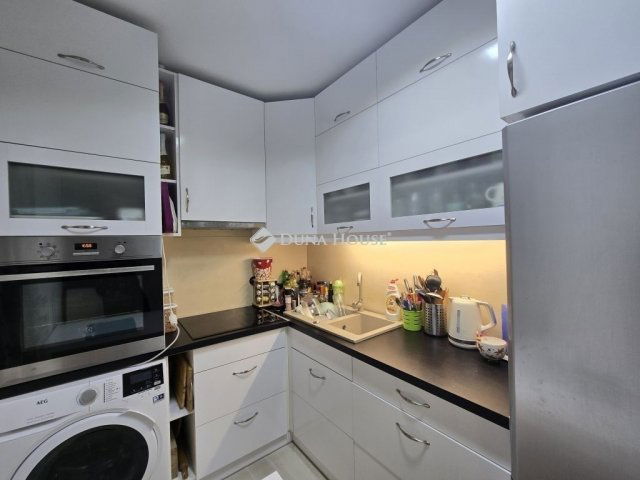 Eladó panellakás, Pécsett 57.2 M Ft, 3 szobás