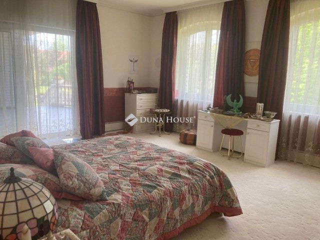 Eladó családi ház, Vácon 275 M Ft, 8 szobás