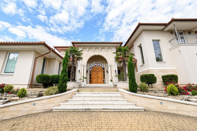 Eladó családi ház, Érden 680 M Ft, 8+3 szobás