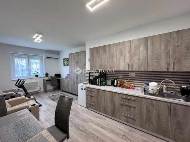 Eladó téglalakás, Komlón 17 M Ft, 1 szobás