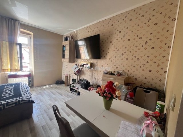 Eladó téglalakás, Pécsett 19.9 M Ft, 1 szobás