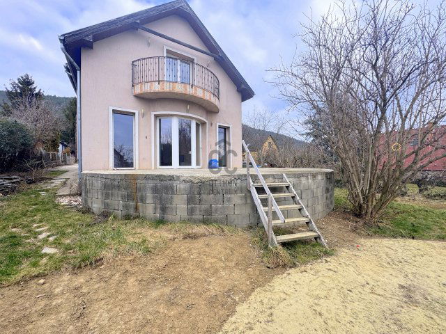 Eladó családi ház, Pilisborosjenőn 199.9 M Ft, 8 szobás