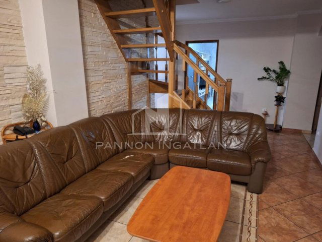 Eladó családi ház, Ajkán 86.9 M Ft, 6 szobás