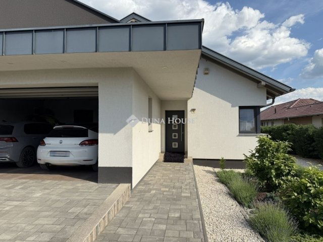 Eladó családi ház, Péterin 155 M Ft, 3 szobás