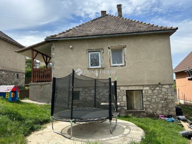 Eladó családi ház, Lábatlanon 49.9 M Ft, 4 szobás